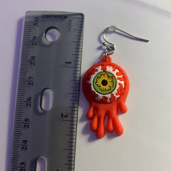 Spooky Eyeball Earrings - Picture 6 of 6